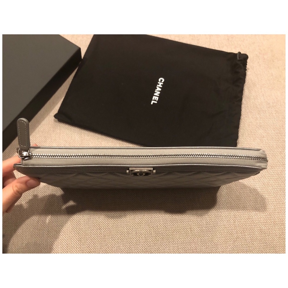 SOLD 2018 Chanel Boy Clutch Caviar SHW - Picture 4 of 8